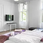 Commodious 2Br Apt. Near Akh-Perfect For Groups