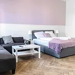 Commodious 2Br Apt. Near Akh-Perfect For Groups