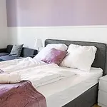 Commodious 2Br Apt. Near Akh-Perfect For Groups